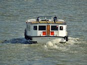 一艘名为“好莱坞”的船在伦敦泰晤士河上航行