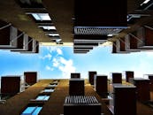 低角度拍摄带阳台的现代建筑，展现充满活力的天空和云层