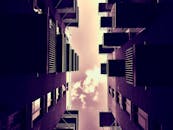 低角度拍摄的现代摩天大楼，天空多云，视角独特