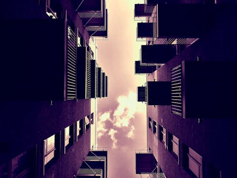 低角度拍摄的现代摩天大楼，天空多云，视角独特