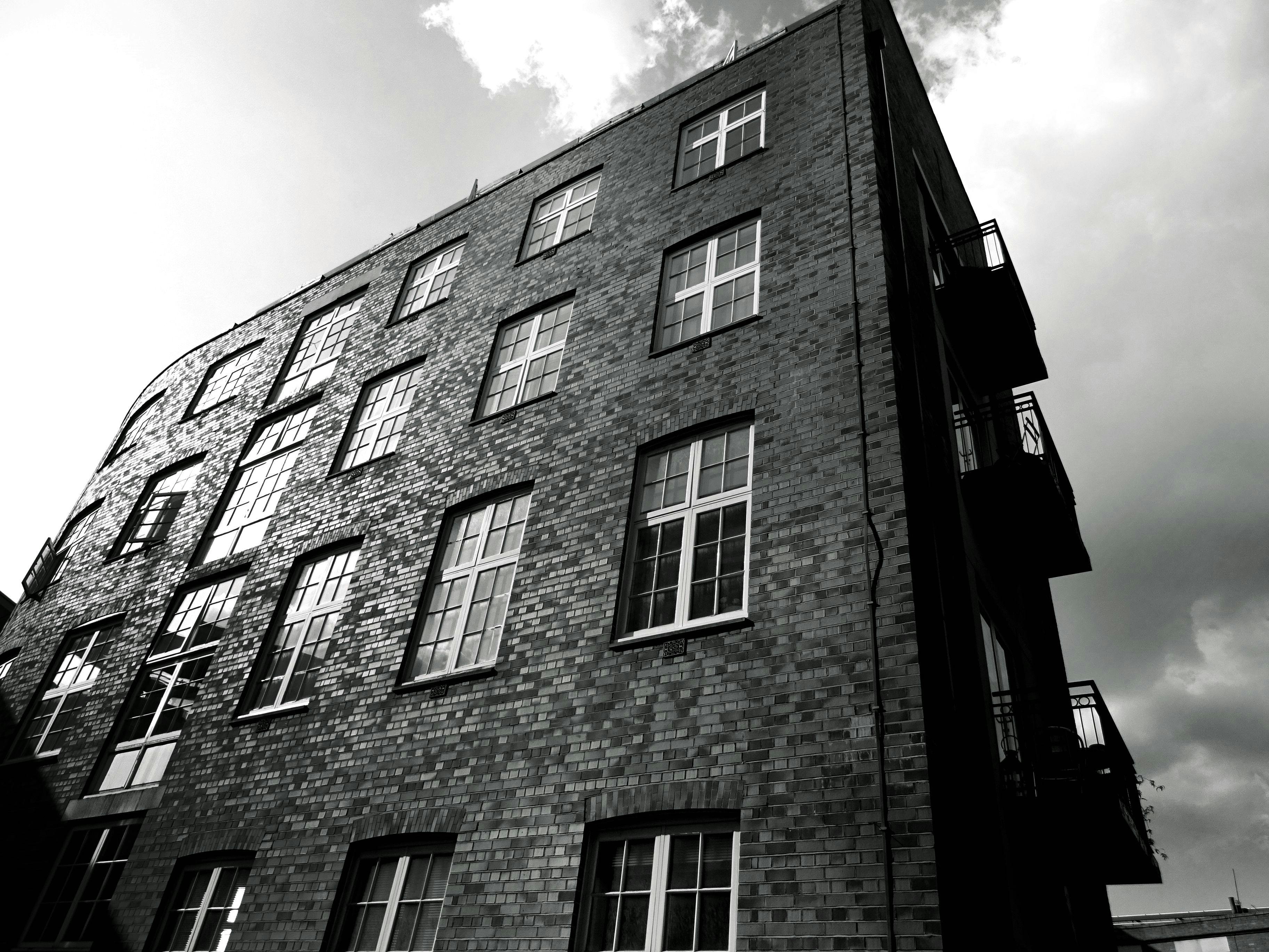 这幅单色视图以低角度展现砖砌建筑，突出几何形状与对比度