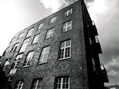 这幅单色视图以低角度展现砖砌建筑，突出几何形状与对比度