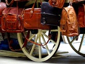 各种皮包优雅地展示在经典的木制马车轮上