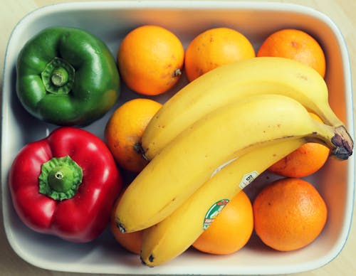 бесплатная Фотография желтых бананов и двух перцев, вид сверху Стоковое фото