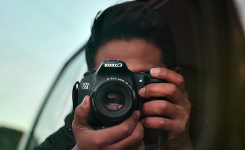Pessoa Fotografando Câmera Canon