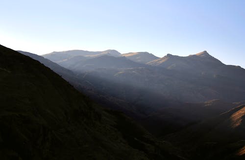 Montanha Brown Sob O Céu Branco