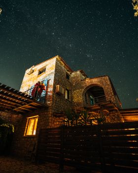 希腊有一座风景如画的石房子，可以欣赏迷人的星空，非常适合旅行和建筑主题