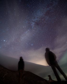 克里特岛星空下的人物剪影，捕捉到了宇宙的美丽
