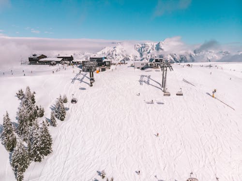 Fotos de stock gratuitas de esquiando, estación de esquí, foto con dron