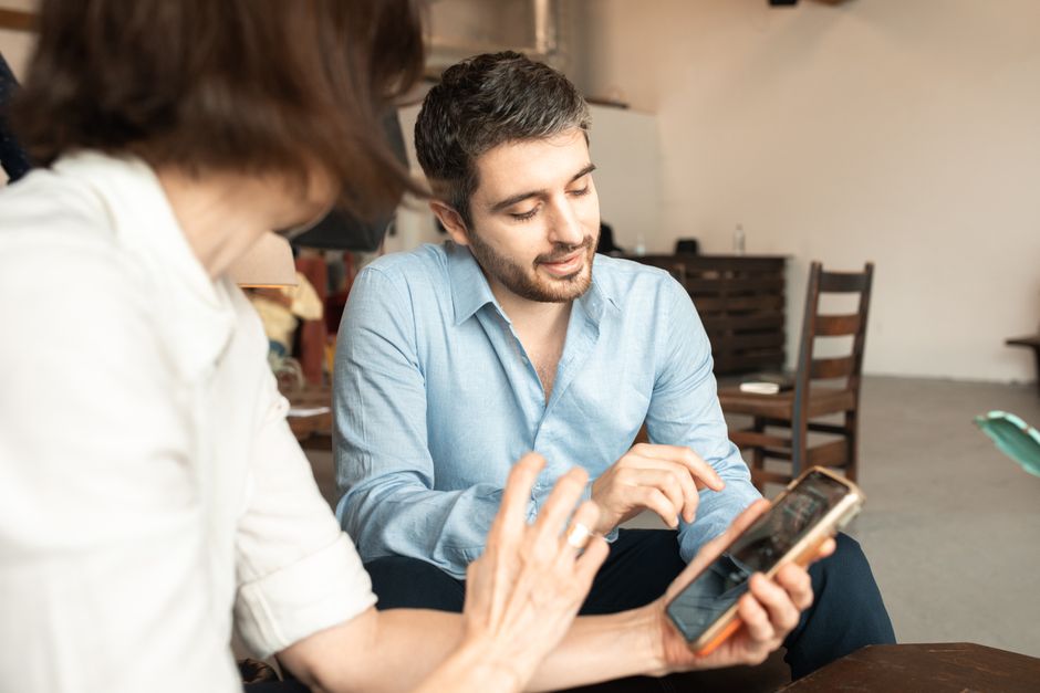 personne consultant ses comptes bancaires sur mobile