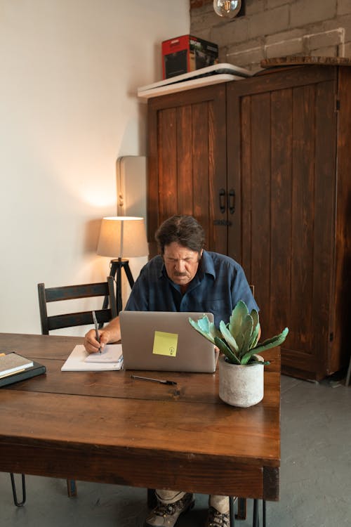 Gratis lagerfoto af ældre, bærbar computer, blå skjorte