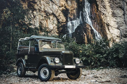 Free Black Jeep Wrangler Parked Near brown Rock Formation Stock Photo