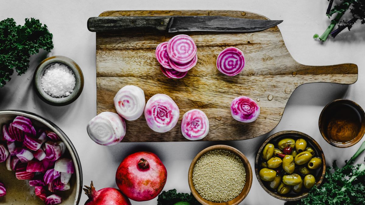 Quinoa salad with beetroot and olives