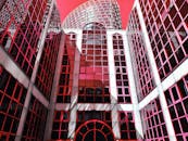 现代玻璃建筑的戏剧性景观映照着充满活力的红色天空，展现了城市建筑的魅力