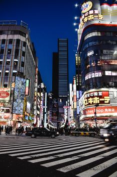 东京街头，灯火通明的摩天大楼下，夜生活充满活力