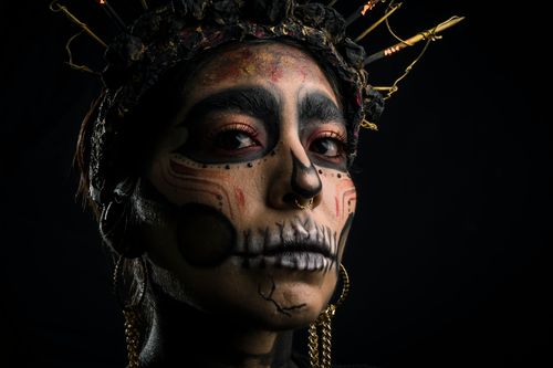Free Close-up of a woman with creative makeup and crown celebrating Día de Muertos. Stock Photo