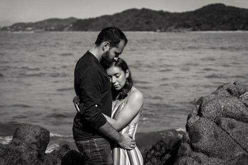 Pria Dan Wanita Berciuman Di Pantai