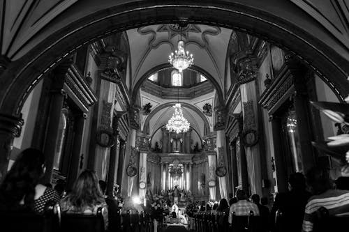 Photos gratuites de cathédrale, cérémonie de mariage, échelle des gris