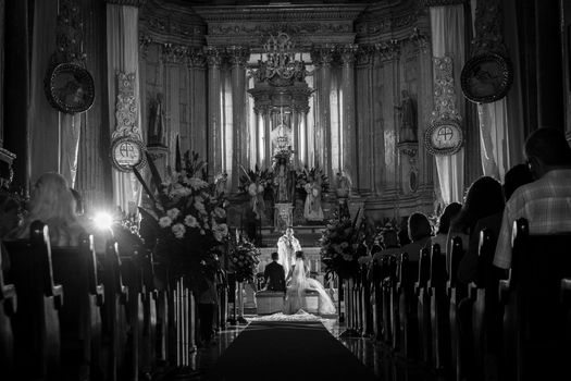 Elegant black and white wedding ceremony inside a historic church in Zapopan, Mexico.