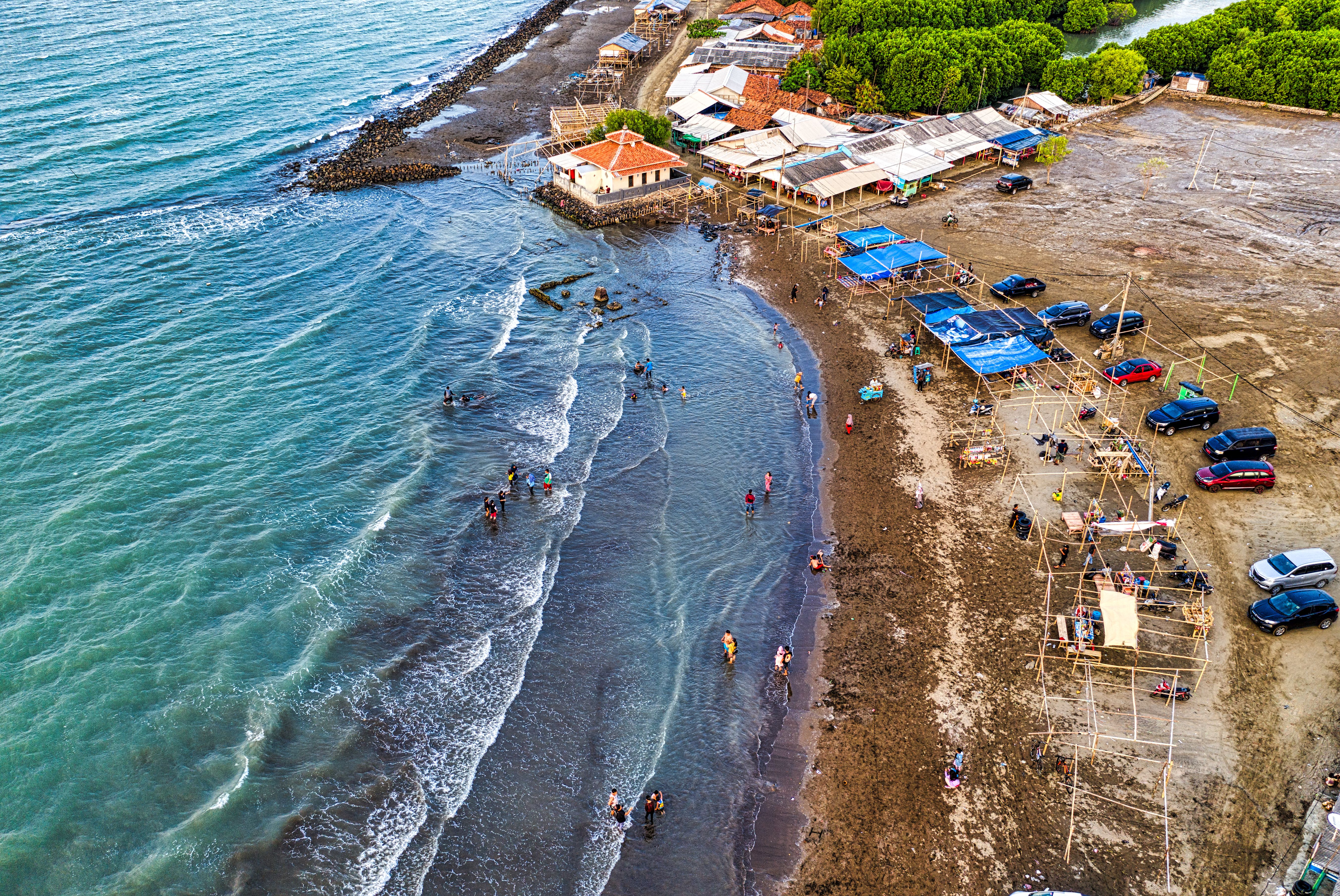 Menikmati Senja di Tanjung Kalian: Pantai Bersejarah Muntok yang Memukau