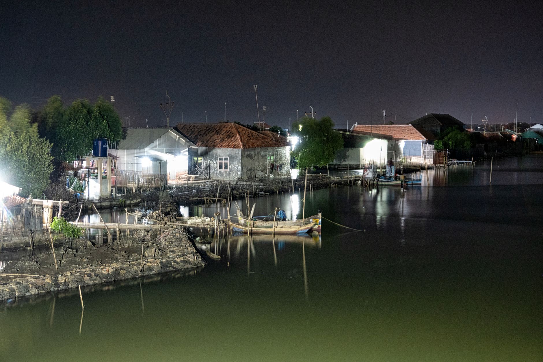 Batı Şeria'da bir köyde gece görünümü