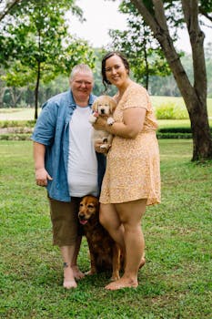 两个人和两只狗在公园里度过了一天，充满了爱与欢乐