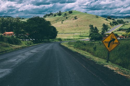 Estrada Vazia Perto De árvores Sob O Céu Azul