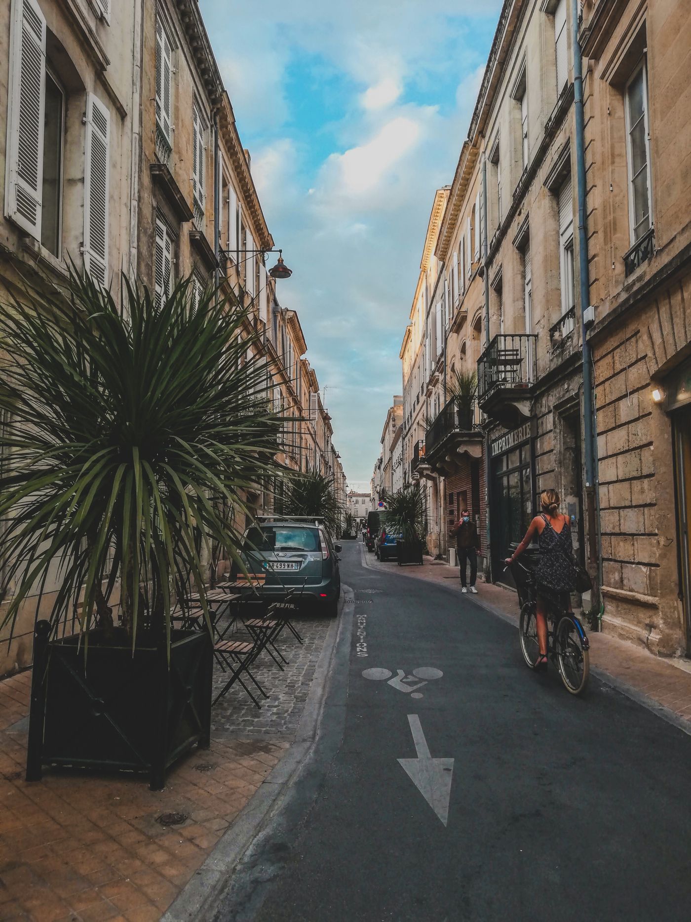 Un cycliste dans une rue étroite et calme de Bordeaux