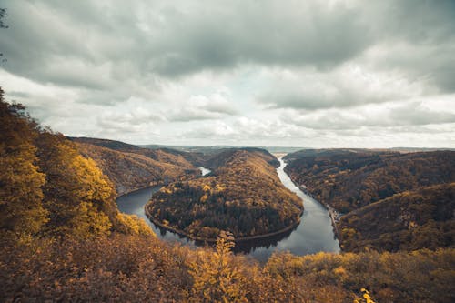 Photos gratuites de ciel nuageux, fleuve, montagnes