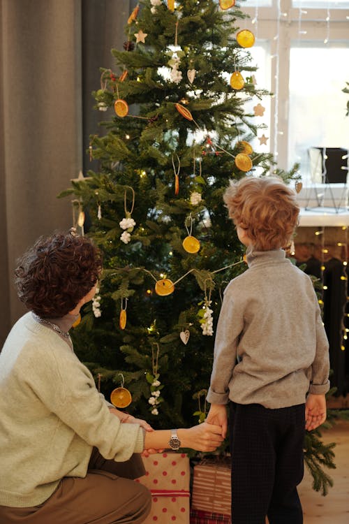 媽媽和兒子看著聖誕樹