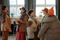 一家人欢聚在温暖的室内，团结而欢乐地庆祝节日