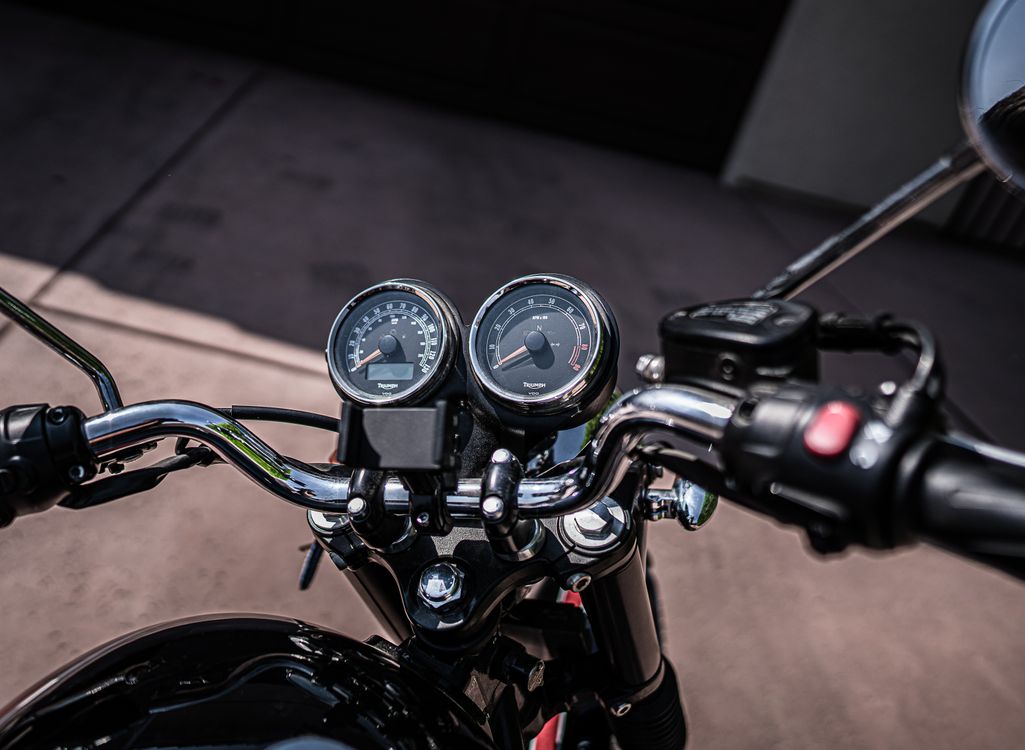 Motorcycle control panel with speedometer in daylight · Free Stock Photo