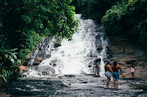 Frauen In Der Nähe Von Wasserfällen