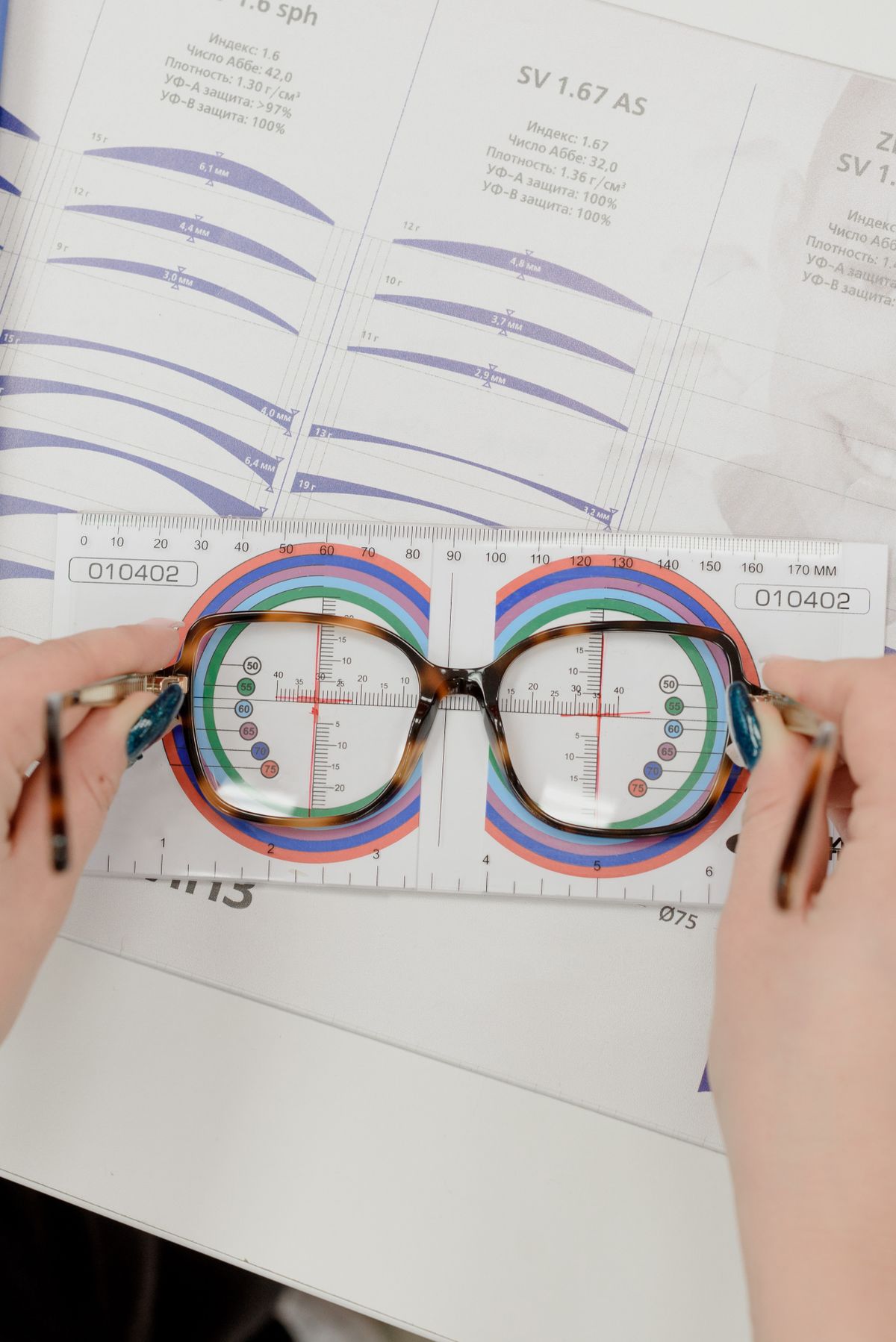 Optikus szemüveg-mérést végez a Lukács Optikában