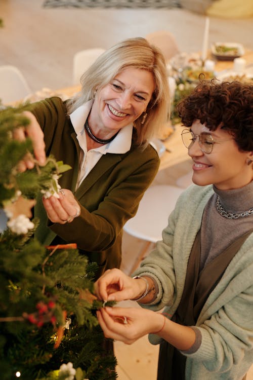 Madre E Hija Decorando Un árbol De Navidad