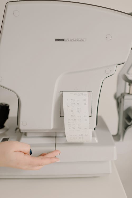 Oftalmólogo Sin Rostro Con Registro De Papel De Impresión De Examinador De Visión