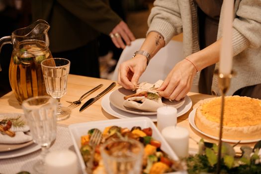优雅的节日餐桌布置、食物和装饰，非常适合庆祝活动