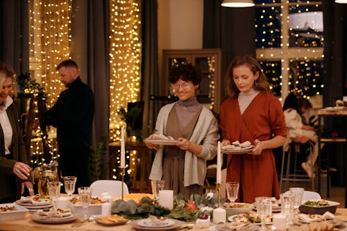 两名妇女准备圣诞节晚餐的餐桌布置