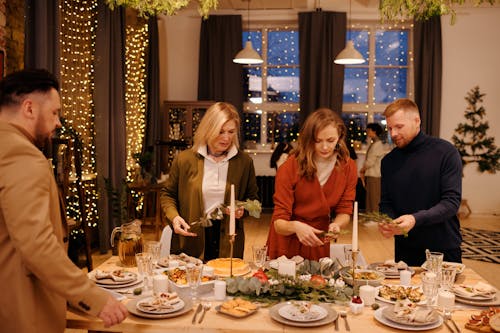 Familie Voorbereiden Op Kerstdiner