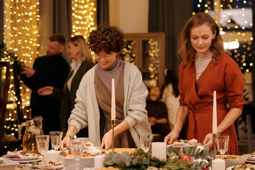 Hai Người Phụ Nữ đang Chuẩn Bị Bàn ăn Cho Bữa Tối Giáng Sinh