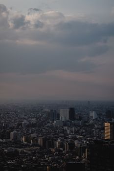鸟瞰东京广阔的城市景观，黄昏云层令人惊叹