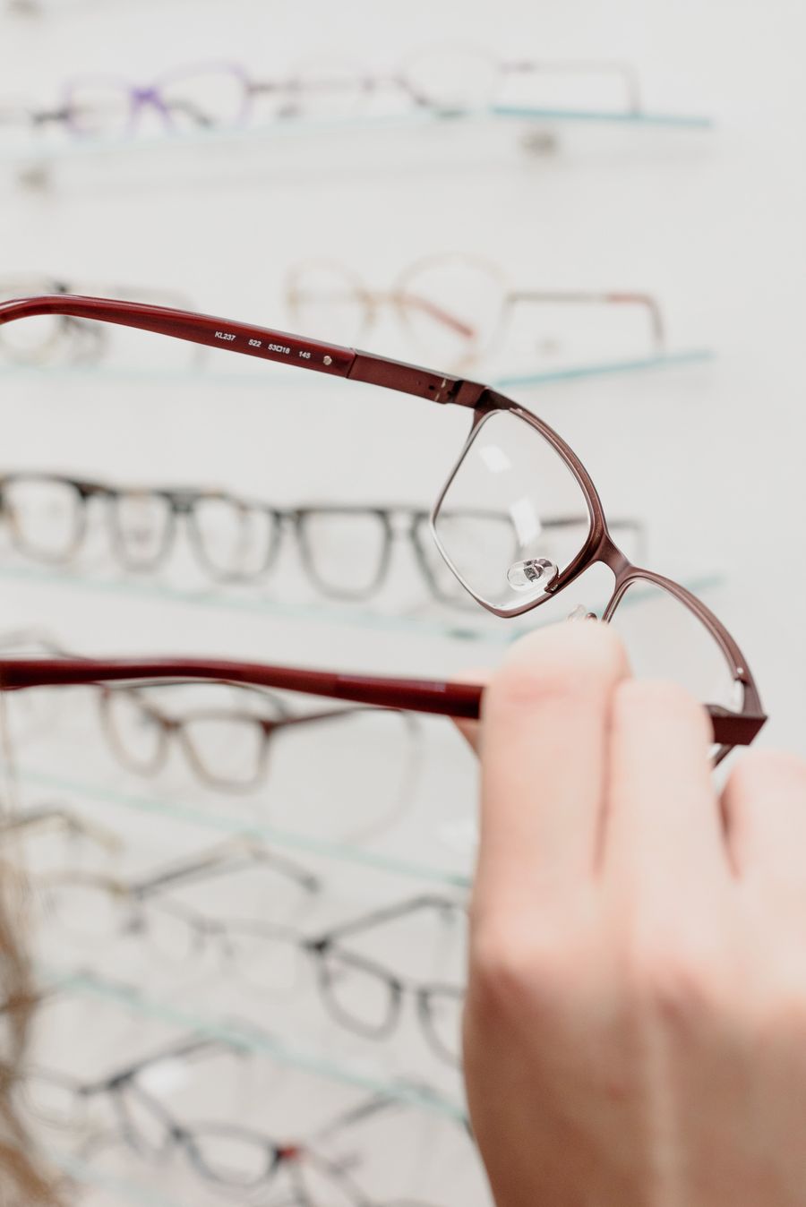 Cliente essayant des lunettes en boutique d'optique