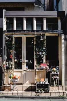 原宿这家花卉装饰店面舒适宜人，展现出独特的魅力和风格