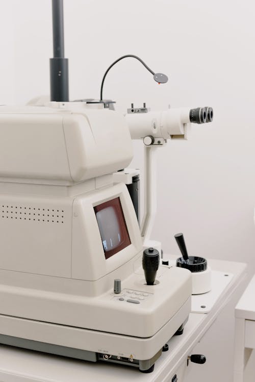 Free Contemporary medical machine autorefraktometer with display for diagnostic test of eyes in ophthalmology clinic Stock Photo