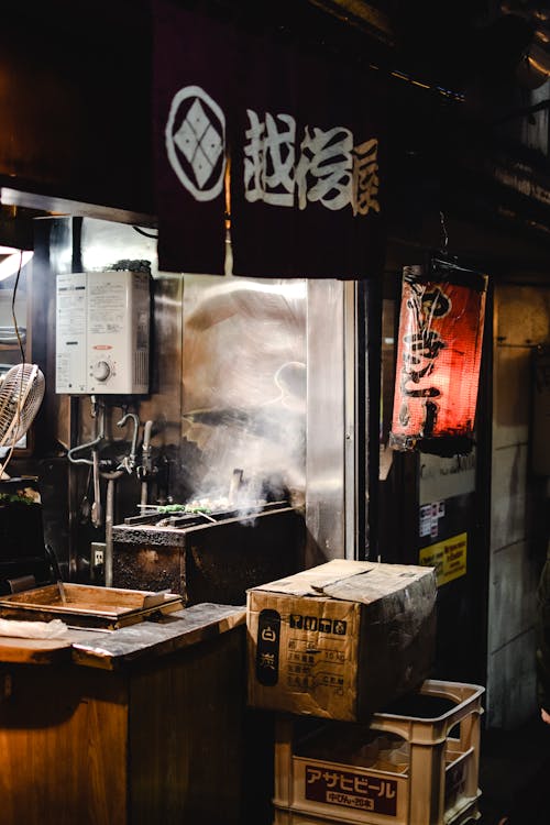 茶色の木製テーブルの上の茶色の段ボール箱