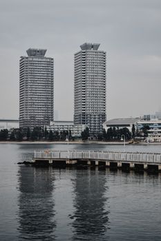 东京的现代城市景观中，摩天大楼映衬着平静的海滨