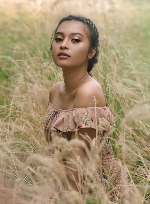 乾草地, 亞洲女人, 垂直拍攝 的 免費圖庫相片