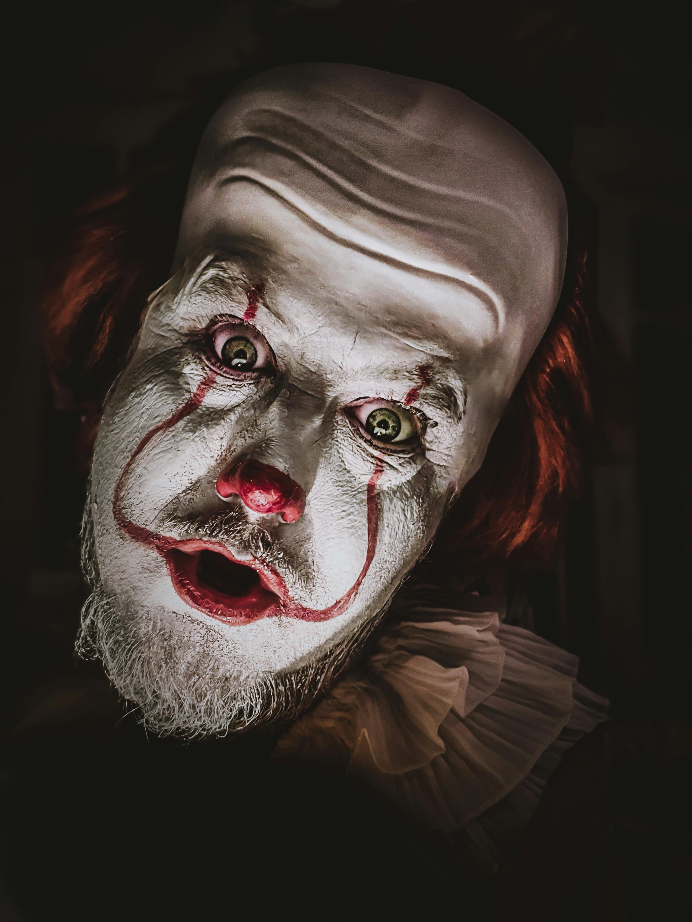 A Man Costumed as Pennywise Making Scary Face Reaction · Free