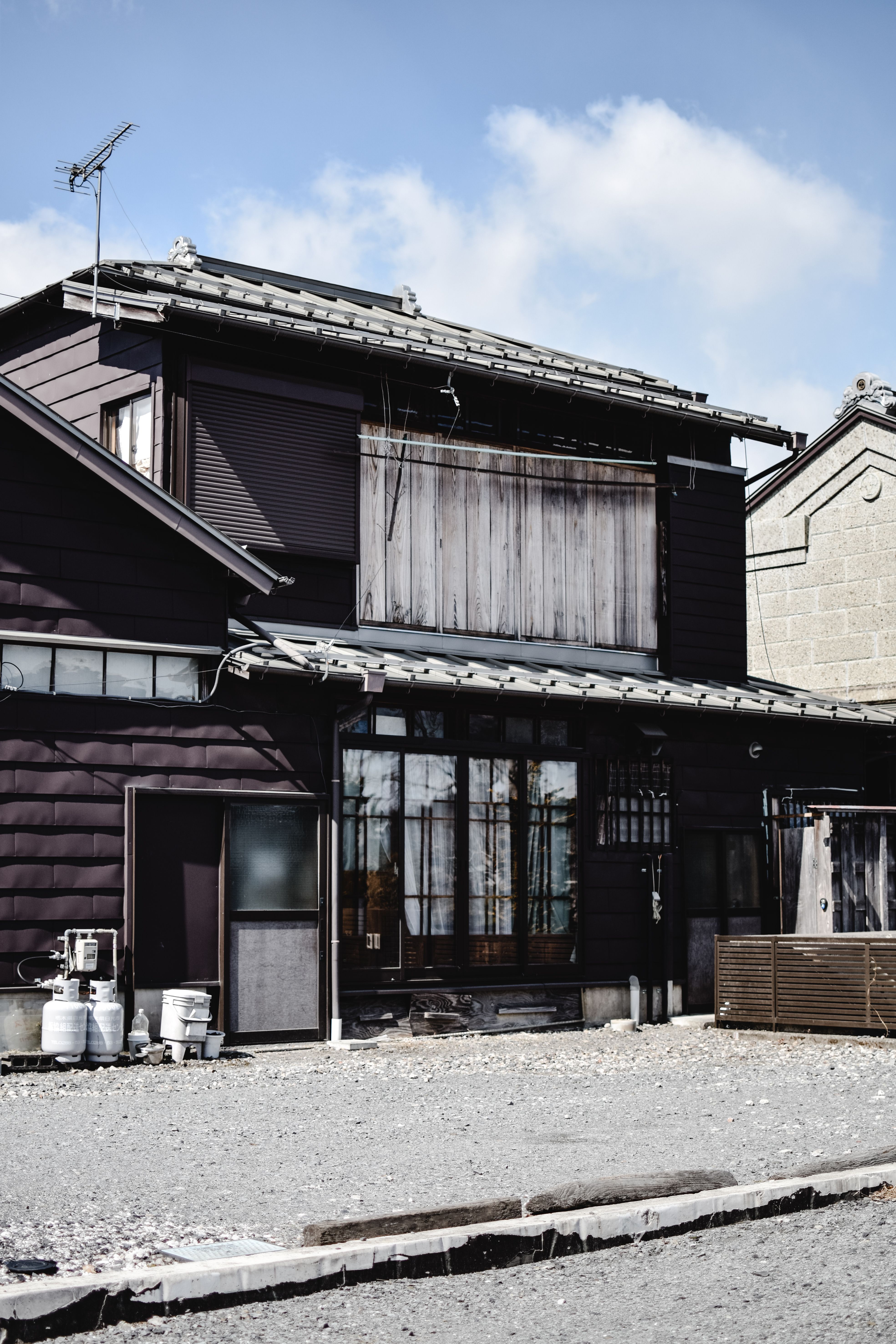 在晴朗的蓝天下，探索日本日光传统木屋的乡村魅力