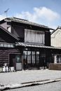在晴朗的蓝天下，探索日本日光传统木屋的乡村魅力